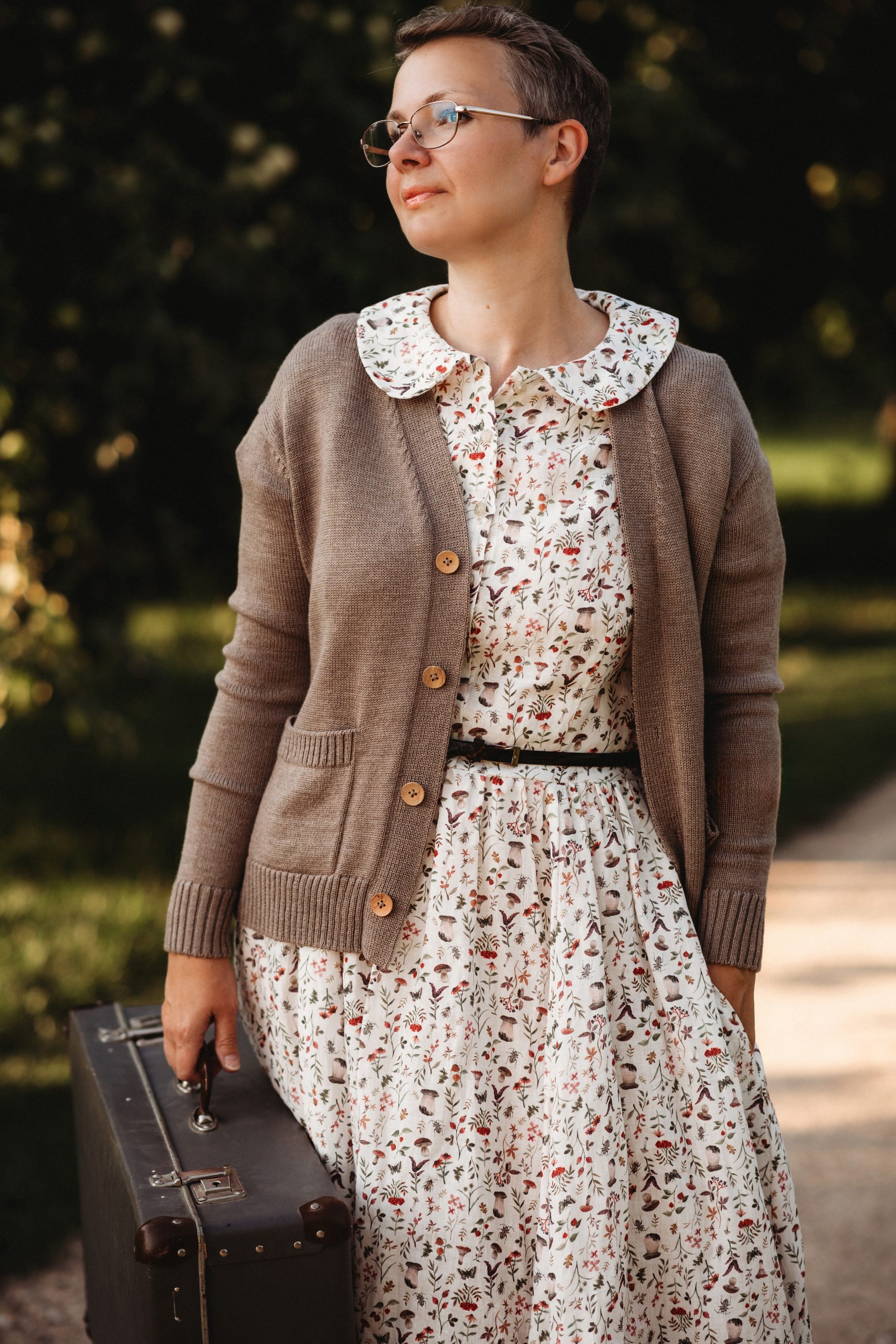 kakavinis megztinis su sagutėmis