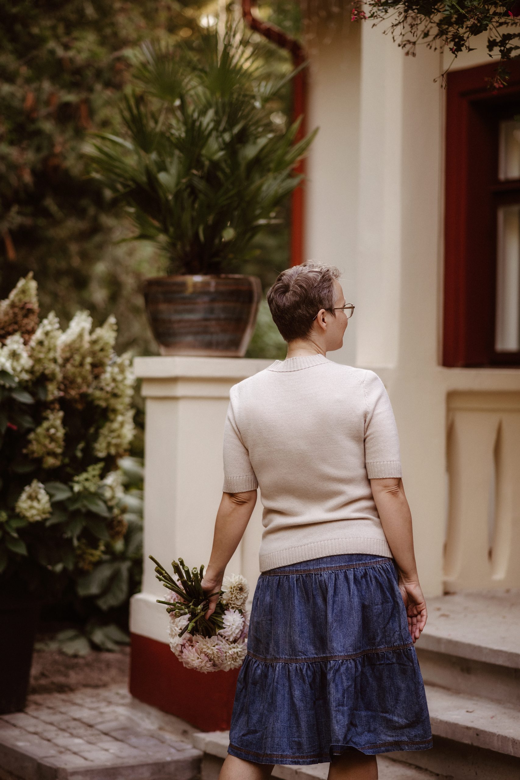 Grietinėlės spalvos moteriška palaidinė trumpomis rankovėmis