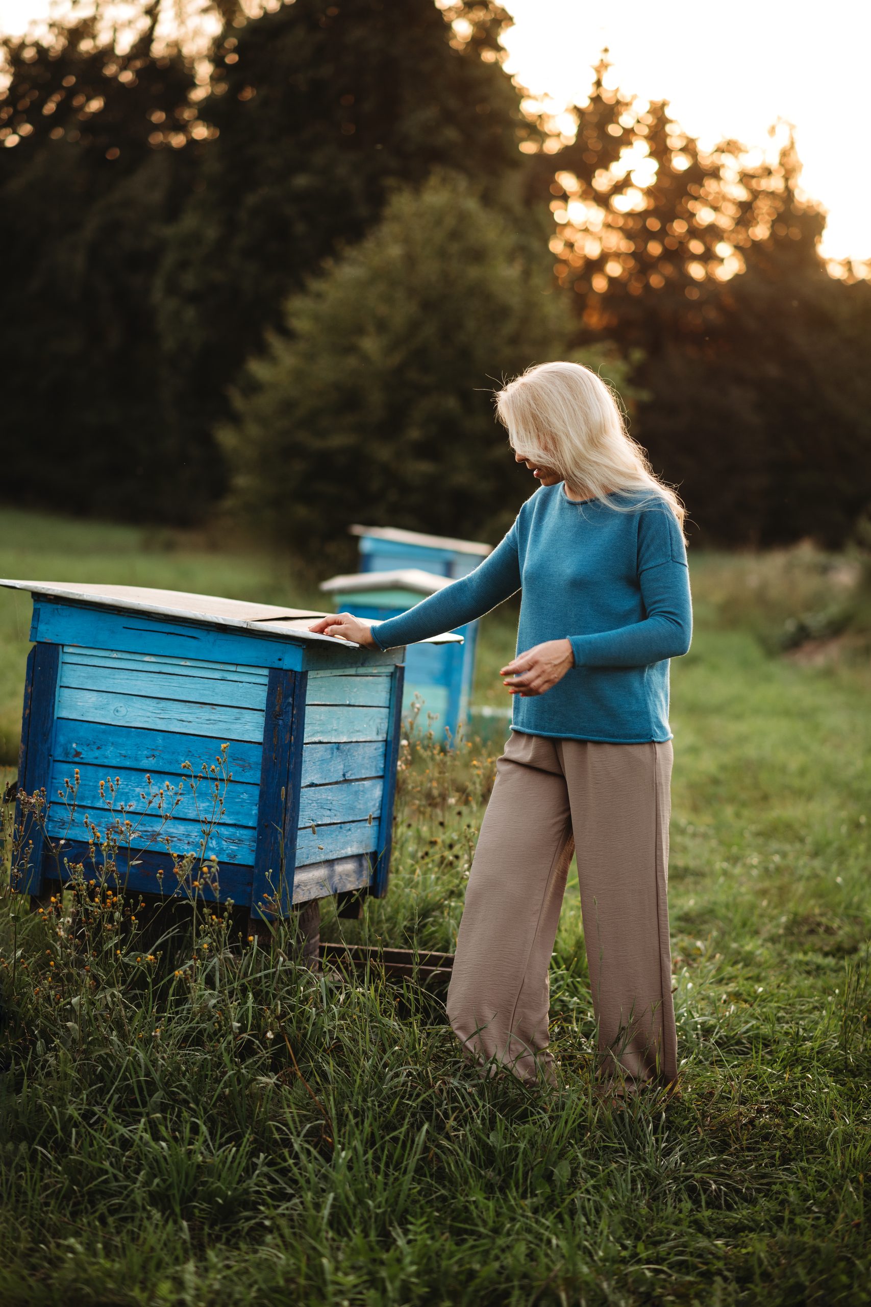 Lengvas moteriškas rankų darbo megztinis Lengvas moteriškas rankų darbo megztinis