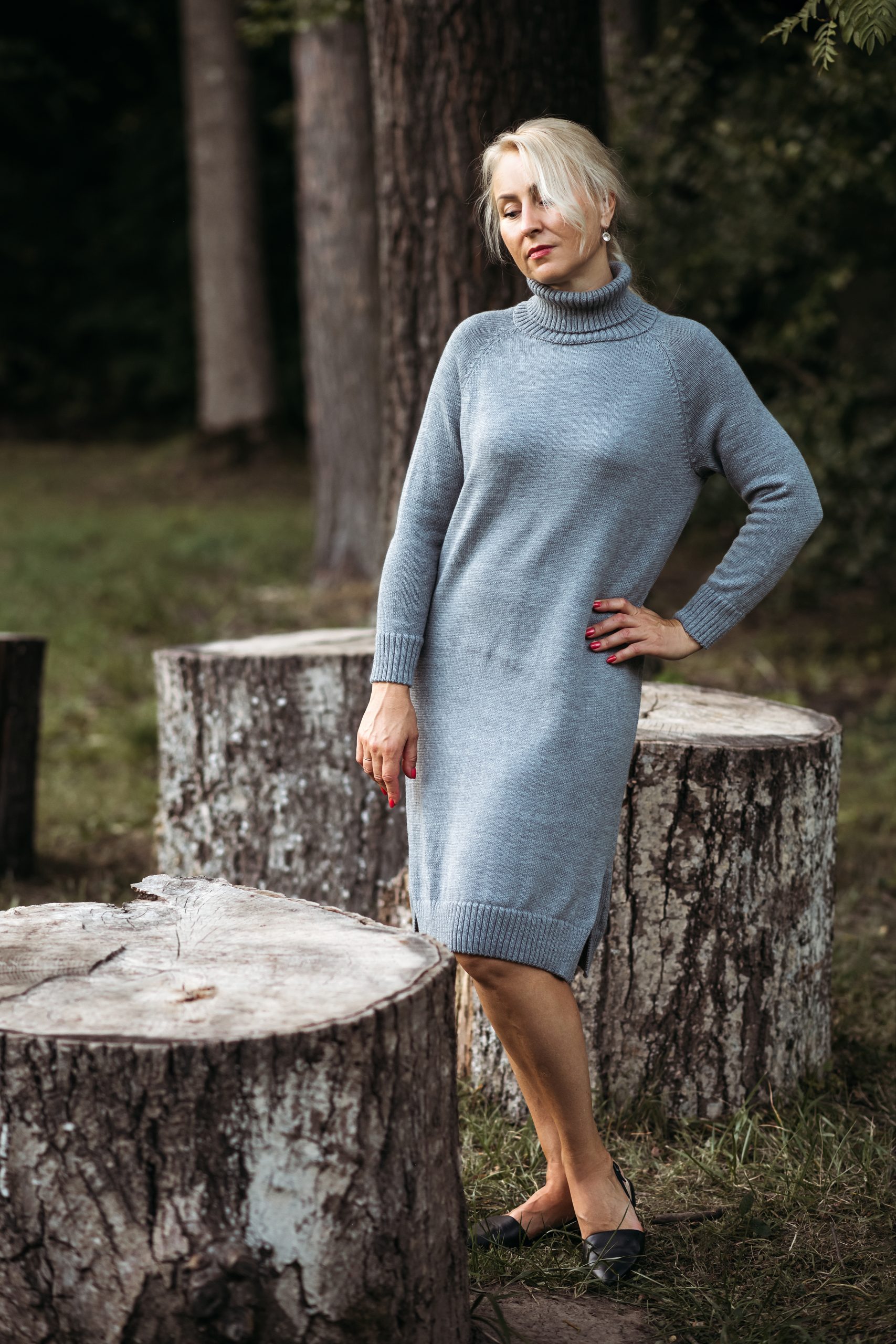 Megzta moteriška suknelė aukštu kaklu