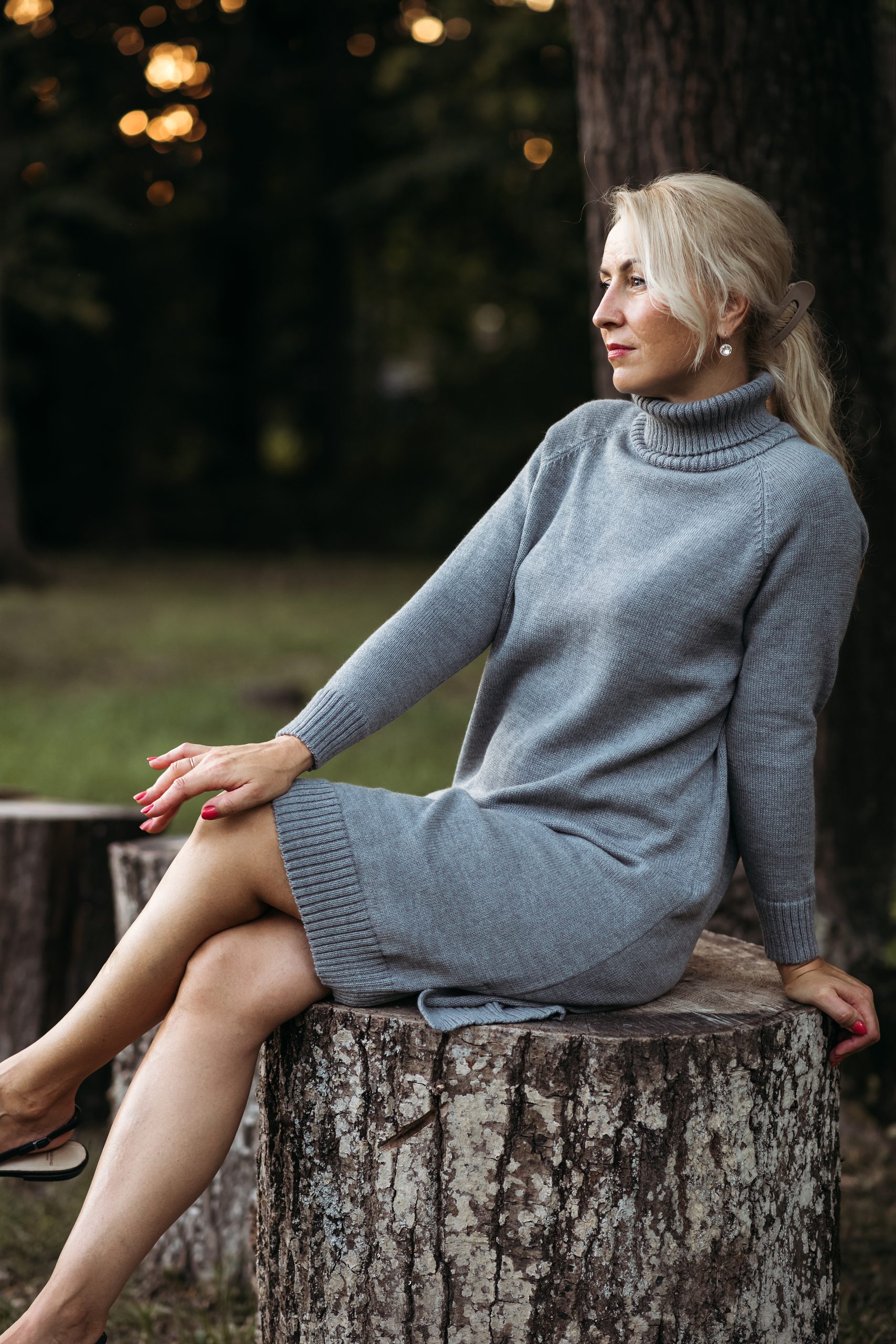 Pilka rankų darbo megzta suknelė