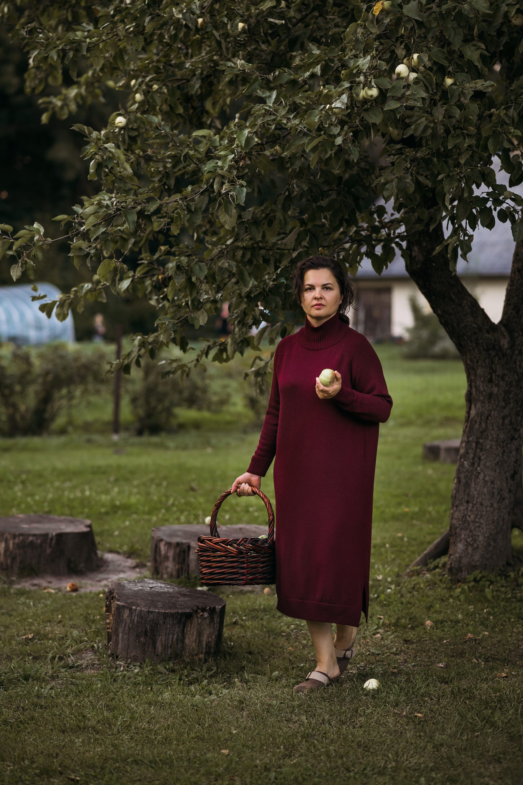 Ilga megzta suknelė su skeltukais